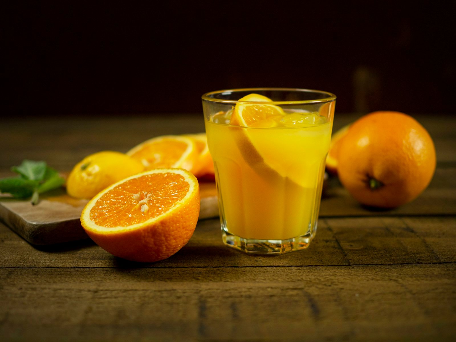 Jugo de naranja recién exprimido
